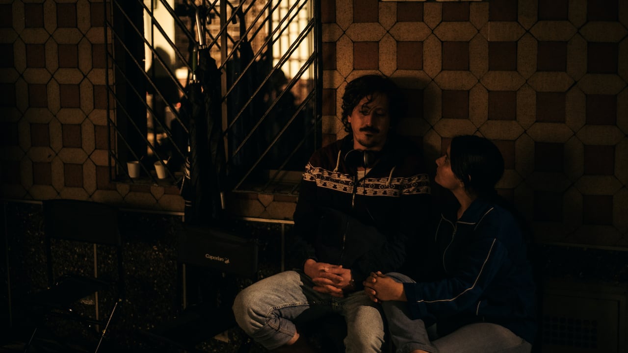 'Amparo' de Simón Mesa Soto, se exhibe en salas del país. En la imagen vemos al director antioqueño, quien estrenó la cinta en Cannes en 2021 y ahora la muestra en el país, junto con su protagonista Sandra Melissa Torres, quien interpreta a Amparo y fue reconocida por su papel en el prestigioso festival francés.