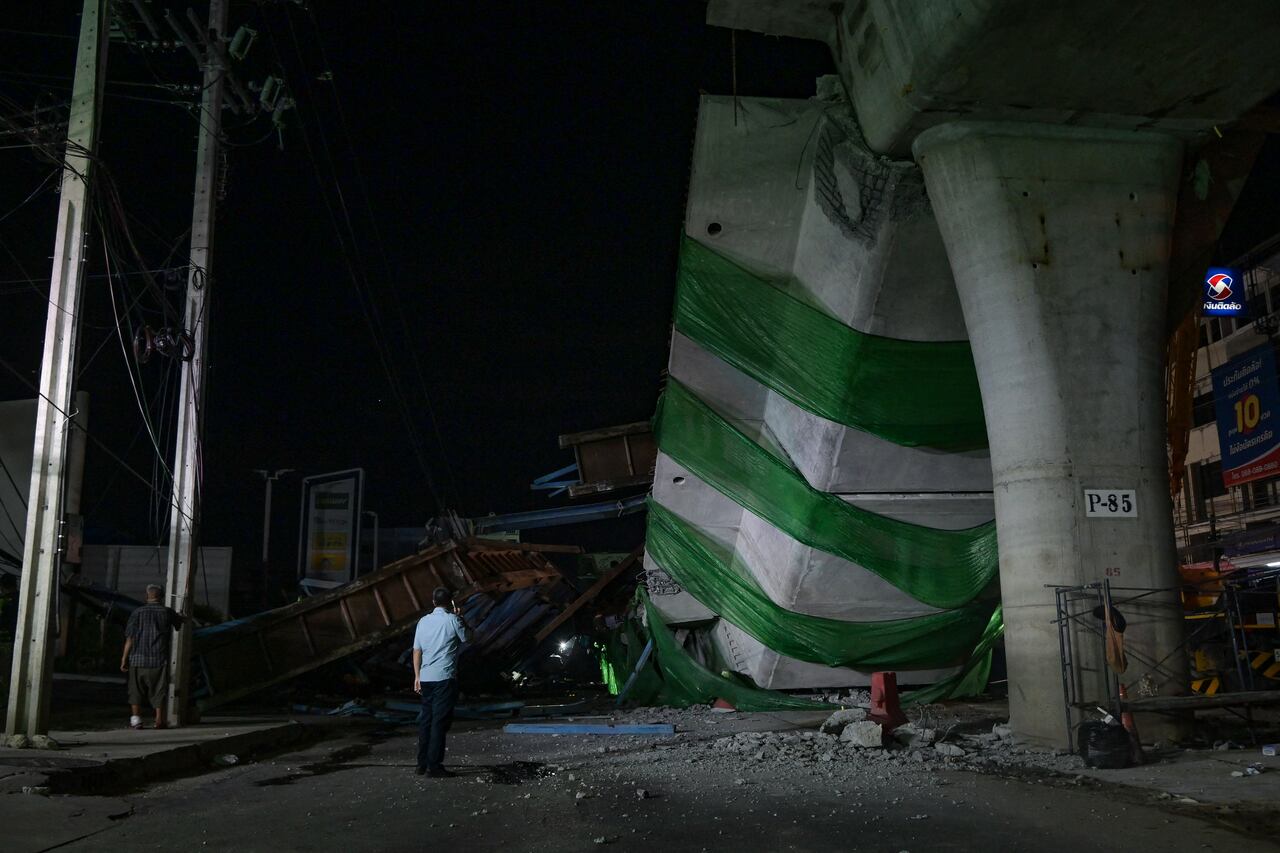 Un hombre en el lugar del accidente, después de que colapsara una viga de construcción.