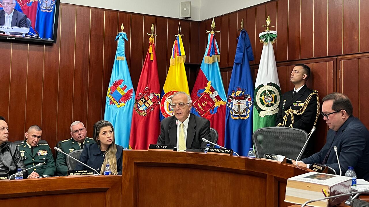 Ministro de Defensa Iván Velásquez respondió en el Congreso.