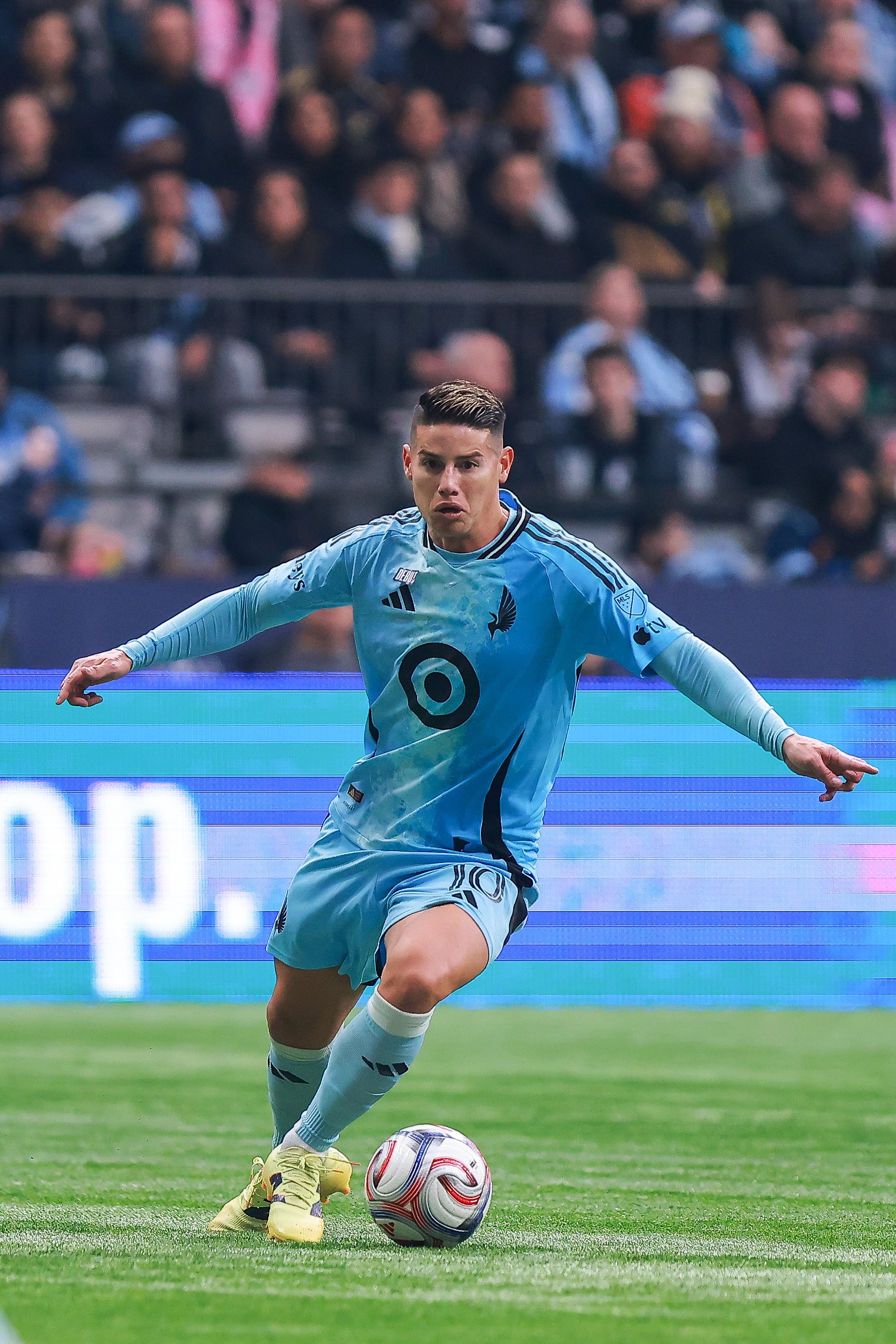 James Rodríguez manejando el balón en su debut de la MLS con Minnesota United