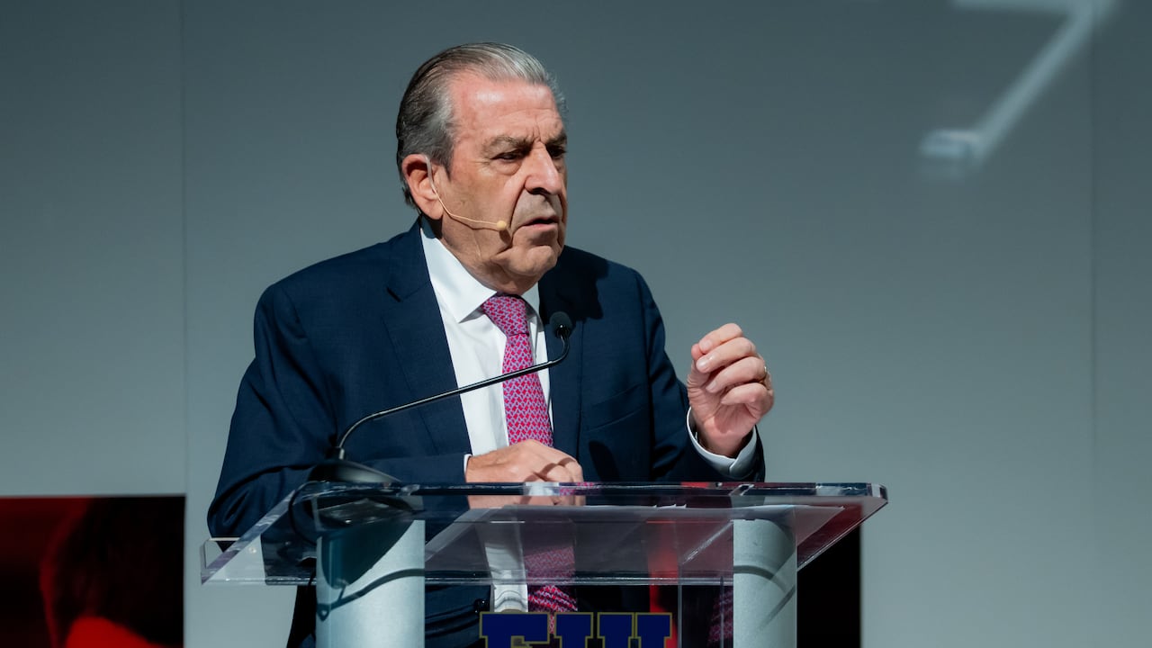 El expresidente de Chile Eduardo Frei dirigiéndose al público en el Latin Consumer Summit.