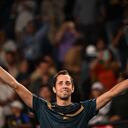 El colombiano Daniel Galán celebra la victoria sobre el australiano Jason Kubler en su partido individual masculino el primer día del torneo de tenis Abierto de Australia en Melbourne. (Foto de Anthony WALLACE / AFP)