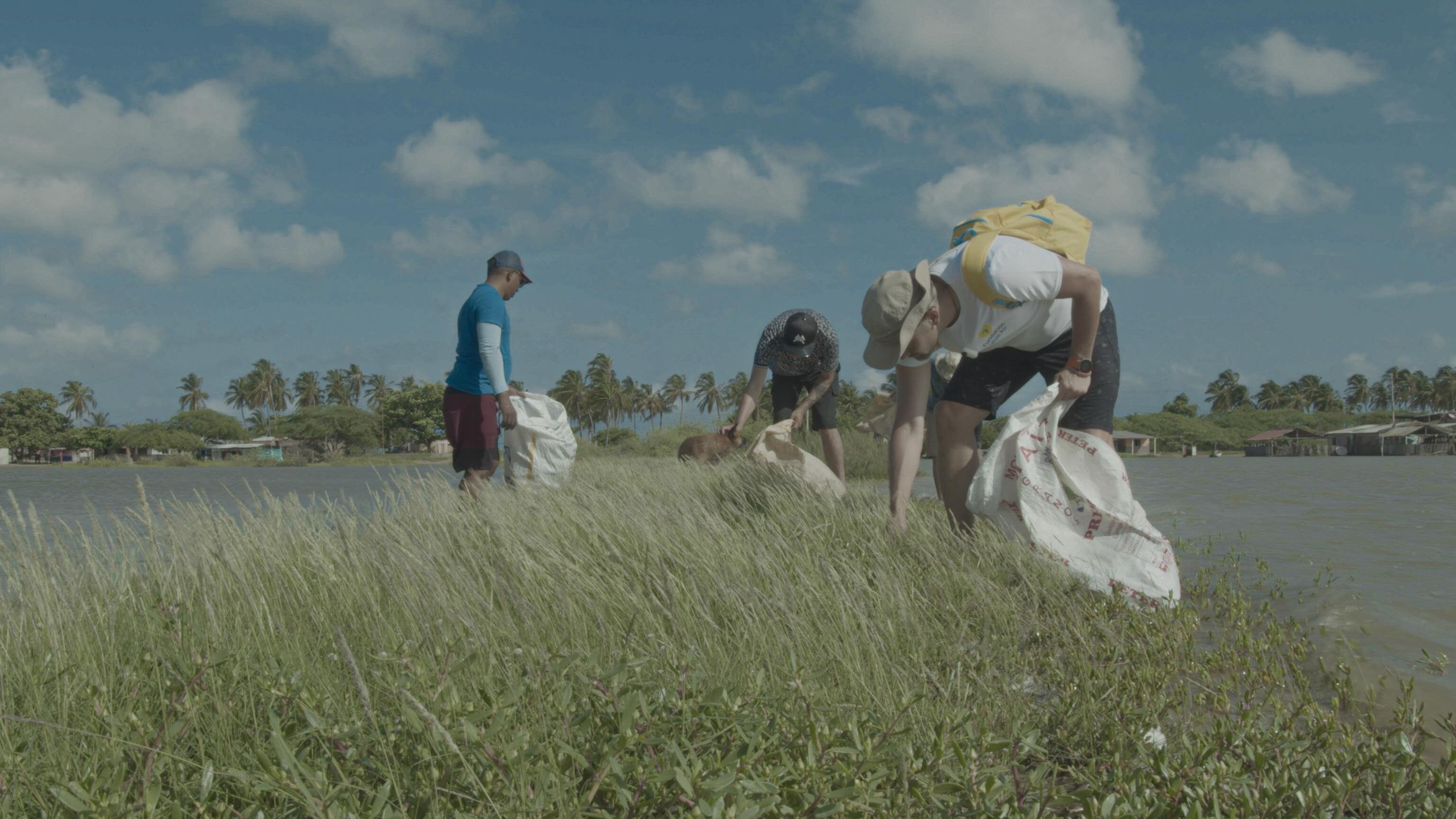 Mauro Salazar apoyó a voluntarios que se dedica a recolectar residuos en el Santuario de Flora y Fauna Los Flamencos.