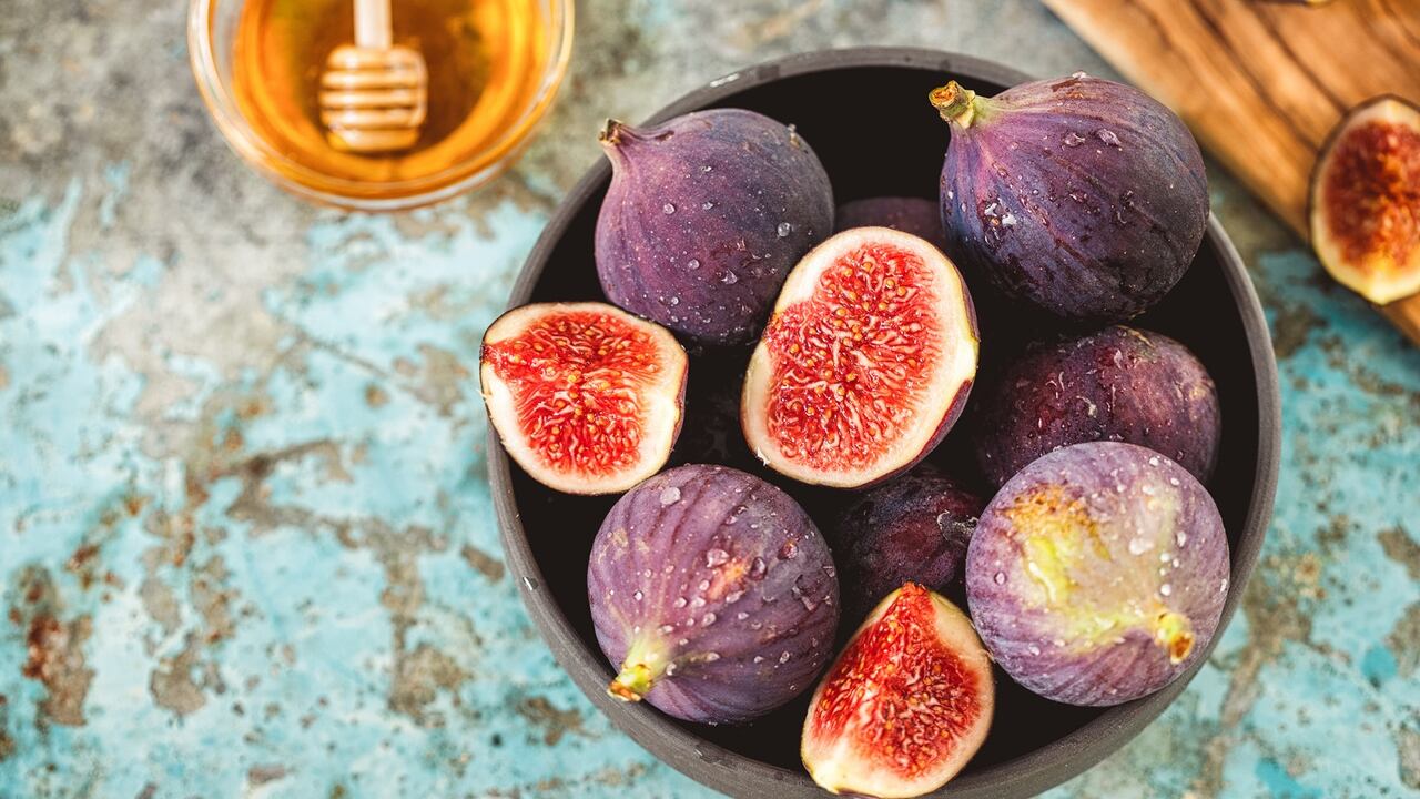 El higo es una fruta que ayuda a reducir la presión arterial y a prevenir problemas cardiovasculares.
