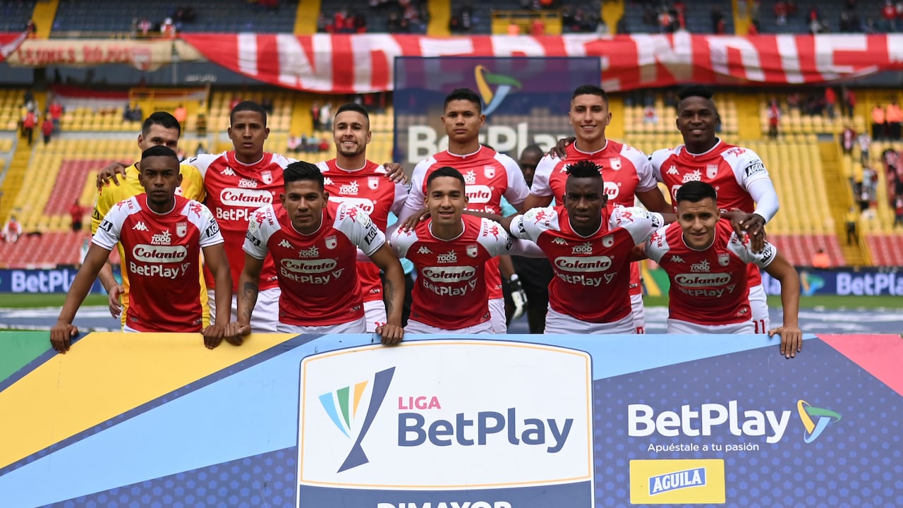 BOGOTA - COLOMBIA, 21-11-2021: Independiente Santa Fe y Aguilas Doradas Rionegro en partido de la fecha 20 por la Liga BetPlay DIMAYOR II 2021 en el estadio Nemesio Camacho El Campin de la ciudad de Bogota. / Independiente Santa Fe and Aguilas Doradas Rionegro in a match of the 20th date for the BetPlay DIMAYOR II 2021 League at the Nemesio Camacho El Campin Stadium in Bogota city. / Photo: VizzorImage / Samuel Norato / Cont.