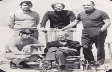 Tres generaciones.  Luis Fernando, Enrique y Juan Manuel posan con su padre, Enrique Santos Castillo, y con su abuelo, Enrique Santos Montejo, ‘Calibán’.  El Presidente electo recuerda con cariño una importante enseñanza de su abuelo, quien una vez le dijo: “Mi chinito, arrepiéntase de lo que hizo, pero no llegue a mi edad arrepentido de lo que dejó de hacer”.