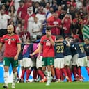 Achraf Dari de Marruecos, en el centro, reacciona mientras los jugadores de Francia celebran después de que Randal Kolo Muani anotó el segundo gol de su equipo durante el partido de fútbol de la semifinal de la Copa Mundial entre Francia y Marruecos en el estadio Al Bayt en Al Khor, Qatar, el miércoles 14 de diciembre de 2022.