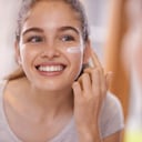 Si se observa alguna reacción alérgica se recomienda desistir de su uso.