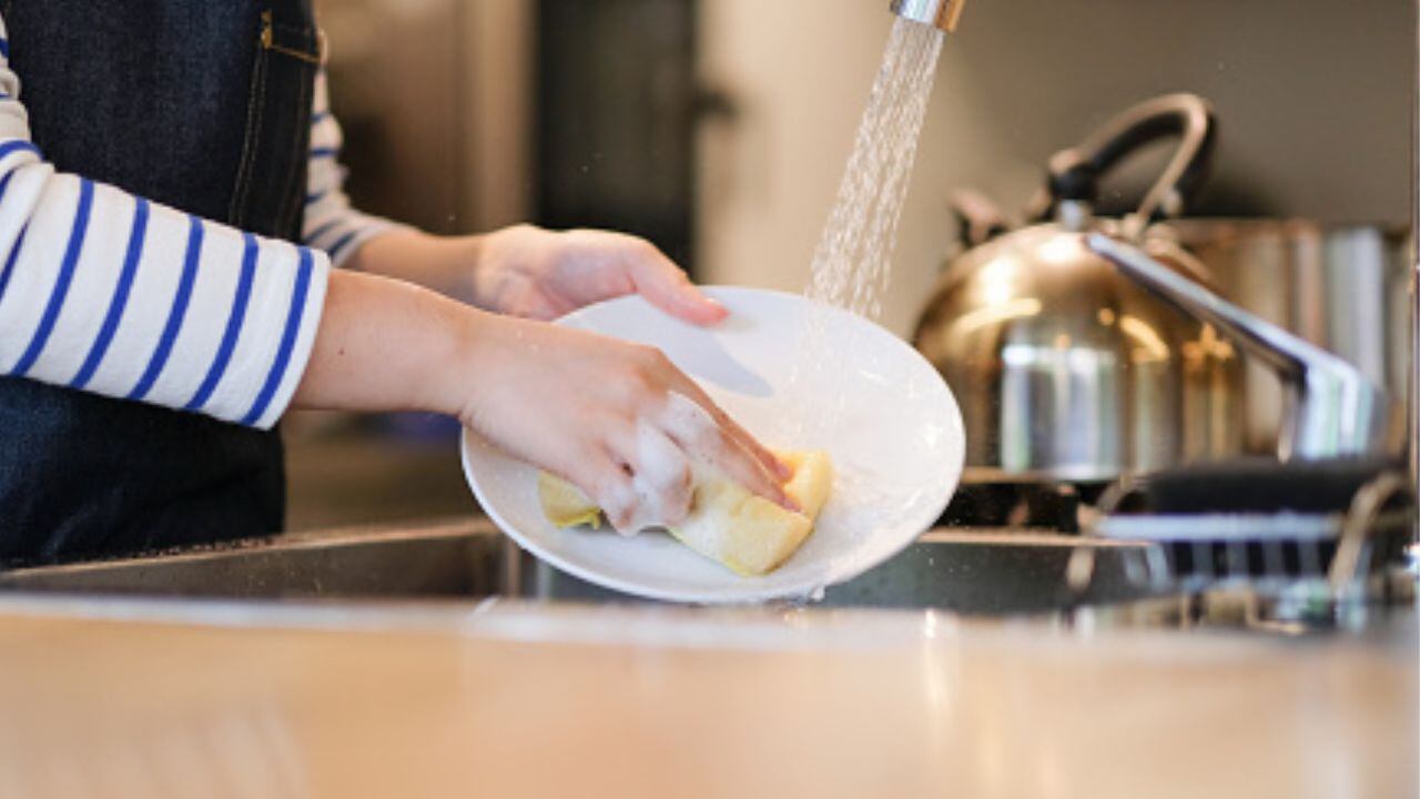 Trucos efectivos para quitar el mal olor a la esponja de lavar loza