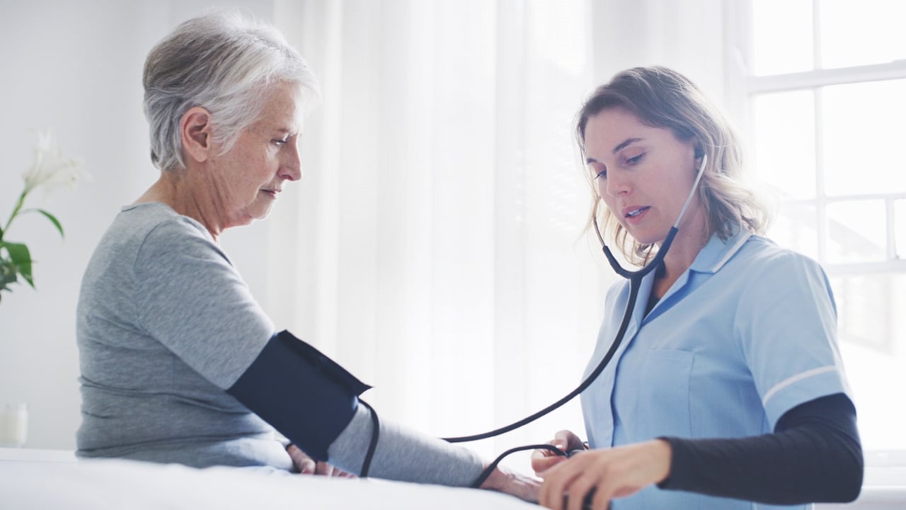 La hipertensión puede causar serios inconvenientes de salud, especialmente afectar el corazón.