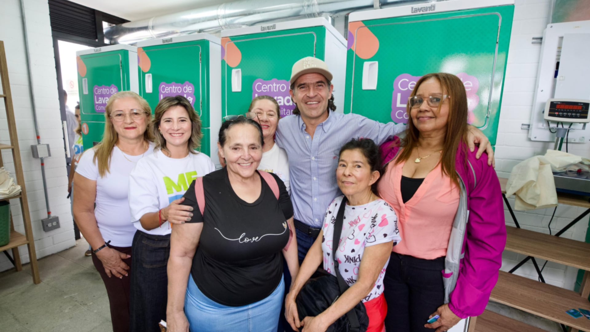 El primer centro de lavado comunitario inaugurado en Medellín permitirá a familias cuidadoras acceder gratuitamente a servicios de lavado y secado de ropa, una iniciativa impulsada por la Alcaldía de Medellín para reducir la carga del trabajo doméstico.