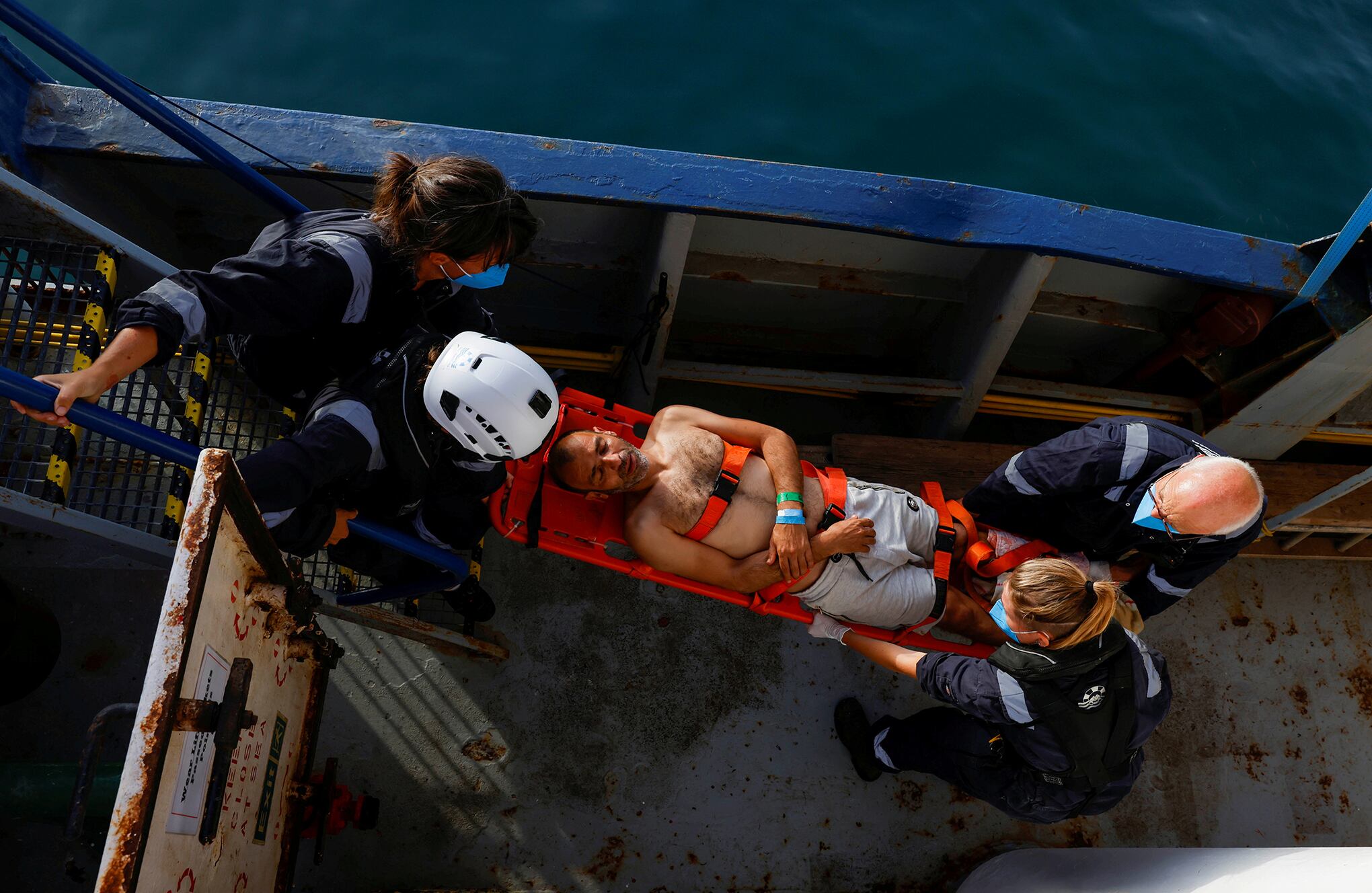 Último grupo de migrantes rescatados desembarque de la nave de rescate migrante Wee-Watch 3 en Sicilia