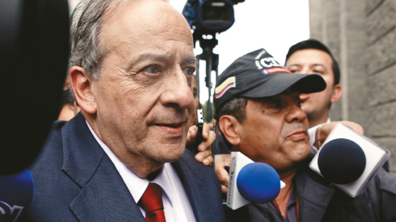 Al abogado Víctor Pacheco le imputarán los supuestos delitos de enriquecimiento ilícito y tráfico de influencias. Además, la Fiscalía pedirá medida de detención carcelaria para evitar que interfiera en el proceso.