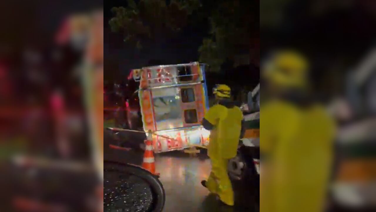 Una tragedia sacude a Girardota: volcamiento de una chiva dejó dos muertos.