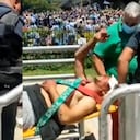 Uno de los hinchas que intentó saltar al bus que llevaba a la selección Argentina cayó al piso; sin embargo, no dejó de alentar a los campeones del mundo.