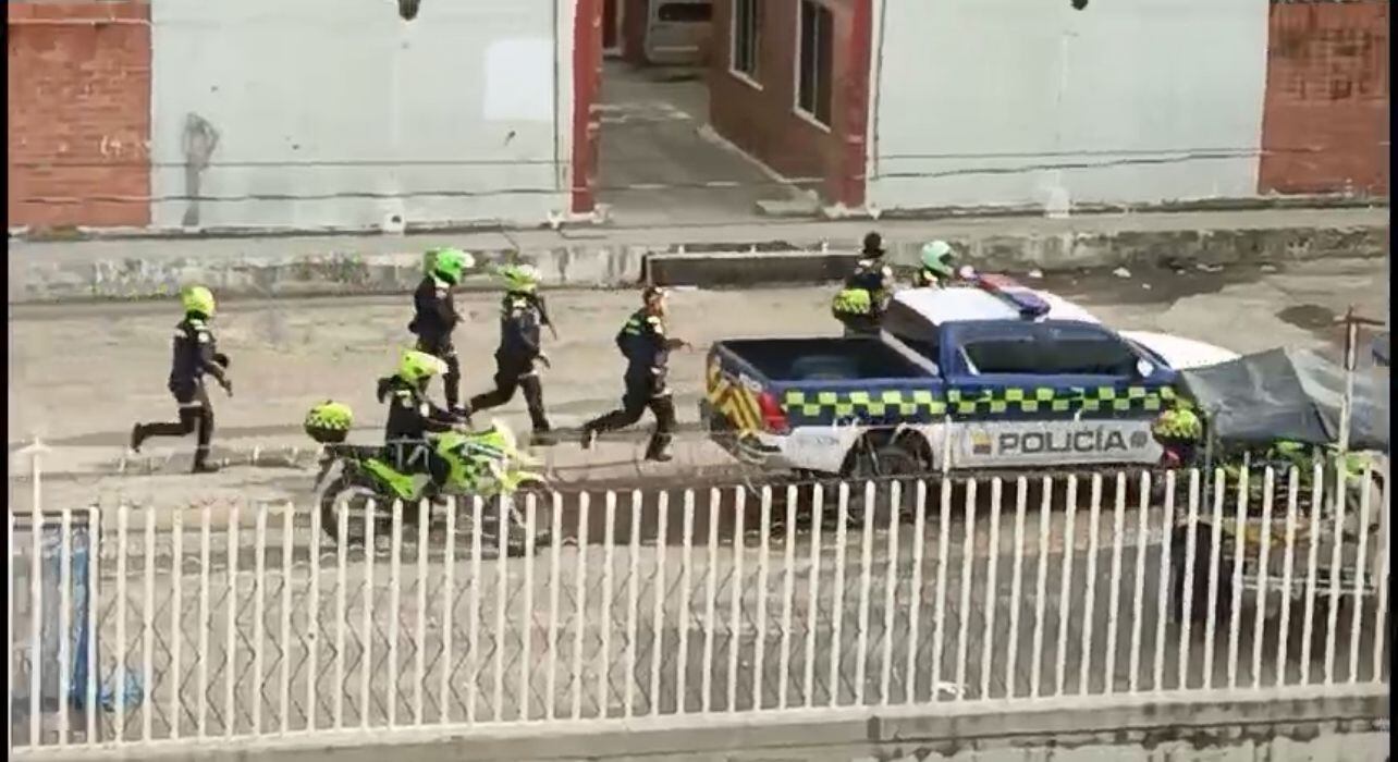 Comunidad ataca a la Policía en Las Gardenias.