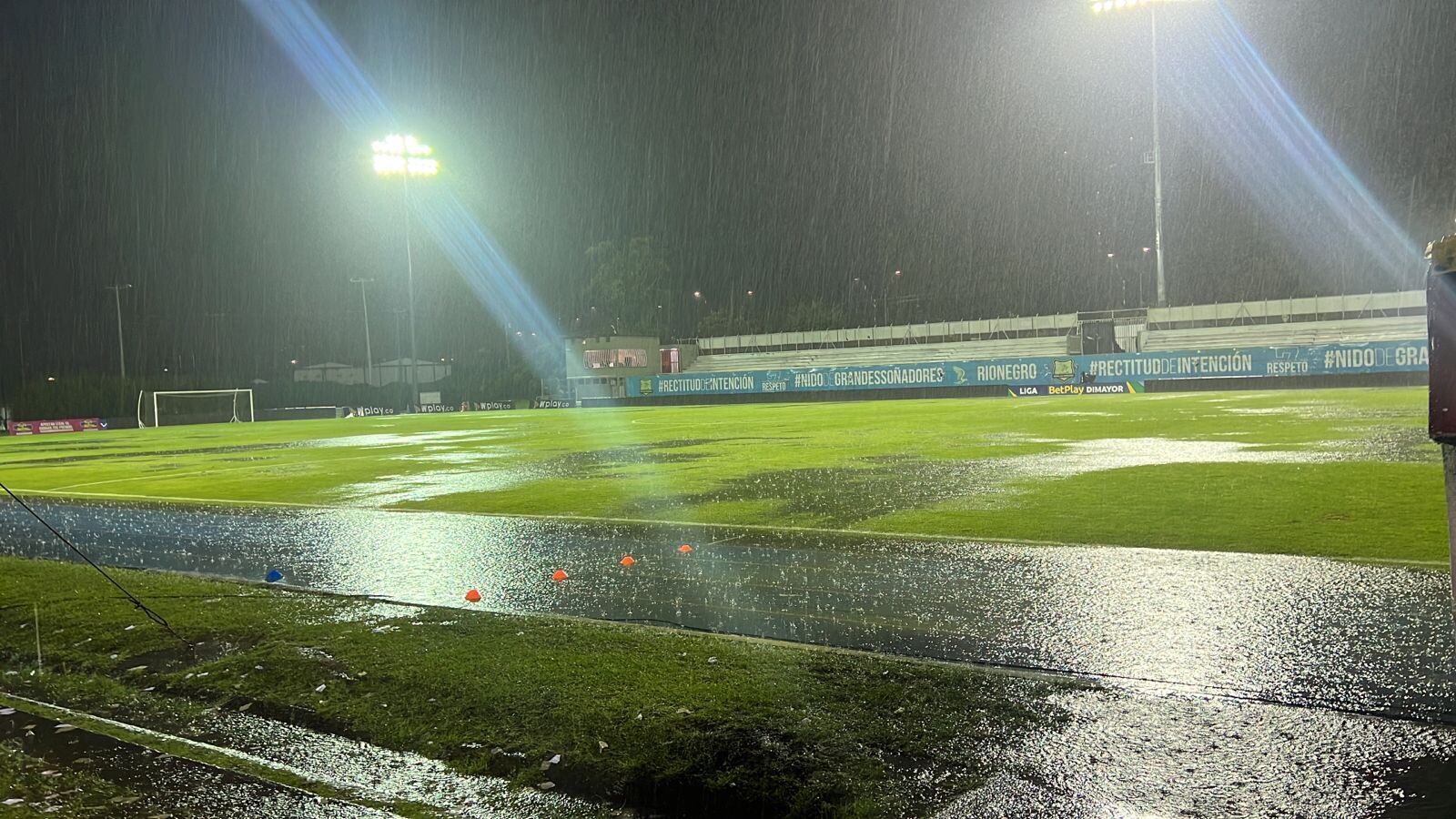 La lluvia en Rionegro solo permitió que se jugaran 18 minutos del duelo entre Águilas Doradas y Deportivo Pasto. Foto: Twitter @wbeimarlodice