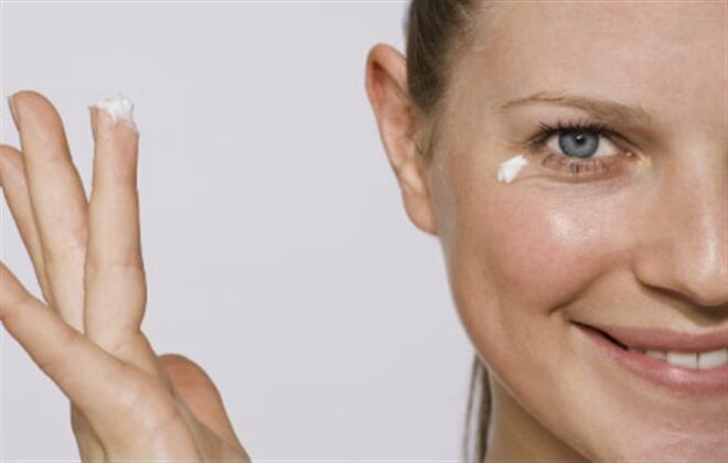 El retinol estimula la producción de colágeno y ácido hialurónico, combate las arrugas y reduce los poros. 