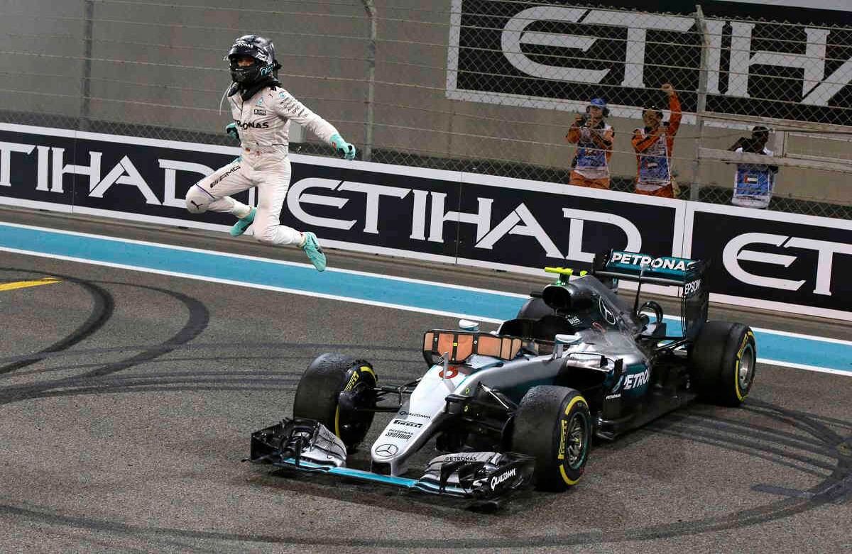 El piloto de Mercedes Nico Rosberg de Alemania celebra después de terminar segundo en el campeonato mundial de 2016 durante el Gran Premio de Fórmula Uno Emirates en el hipódromo Yas Marina en Abu Dhabi, Emiratos Árabes Unidos, el 27 de noviembre de 2016. Foto: Luca Bruno / AP.