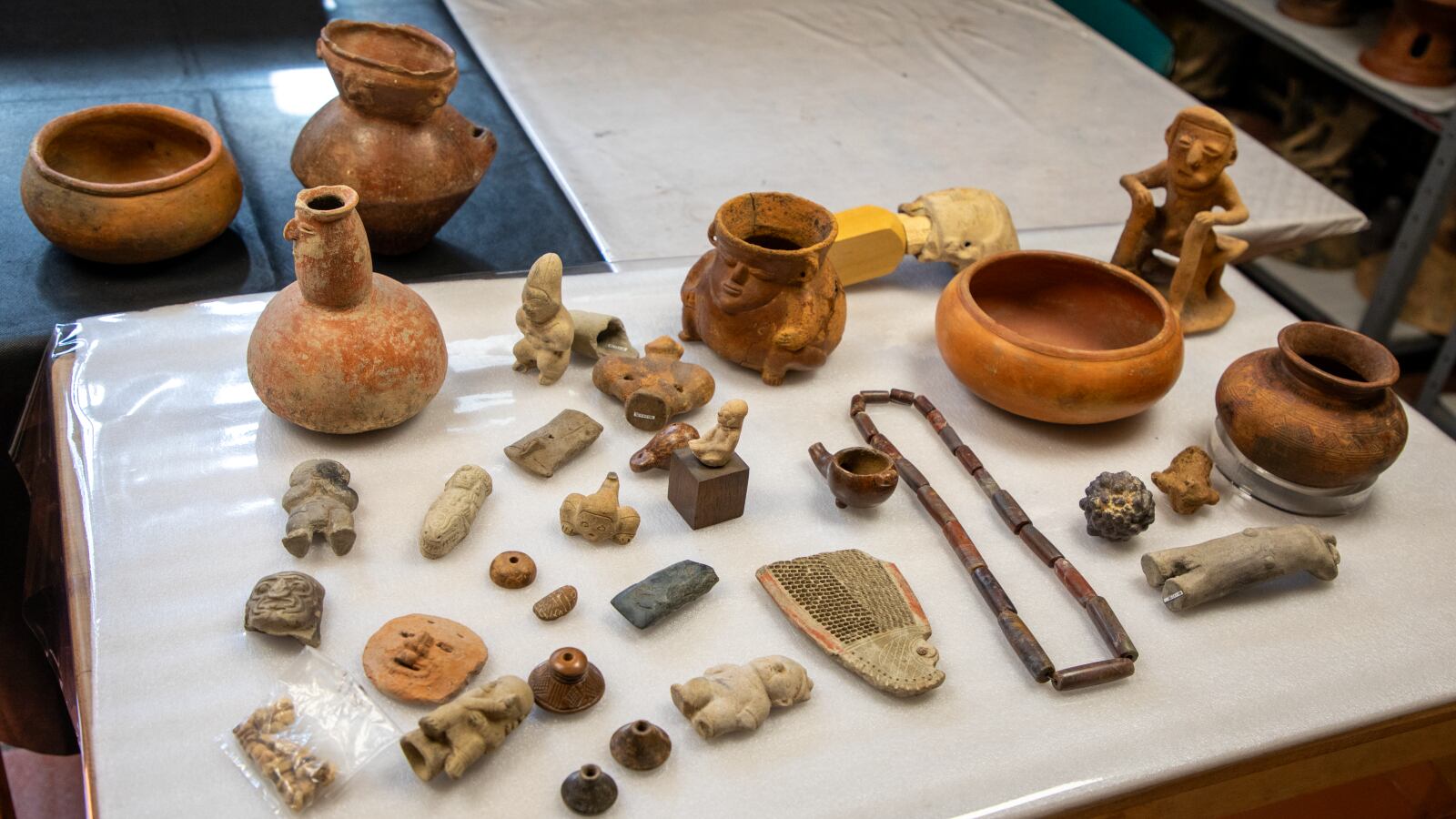 ‘Pasados en retorno’: los 1.194 bienes arqueológicos repatriados por el Gobierno, en el Museo Nacional de Colombia.