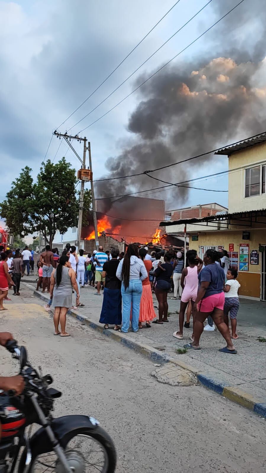 Confirman la muerte de una persona y un perro en voraz incendio que consumió dos casas en el barrio Charco Azul de Cali-
