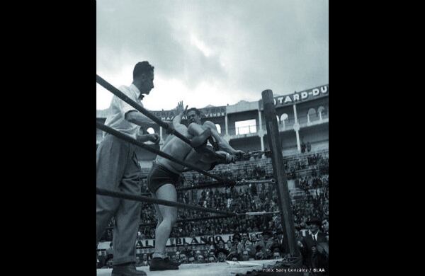 De su trabajo como fotoreportero, por ejemplo, da cuenta esta imagen de un espectáculo de lucha libre en el circo de Santamaría, en la capital colombiana, tomada en octubre de 1944.