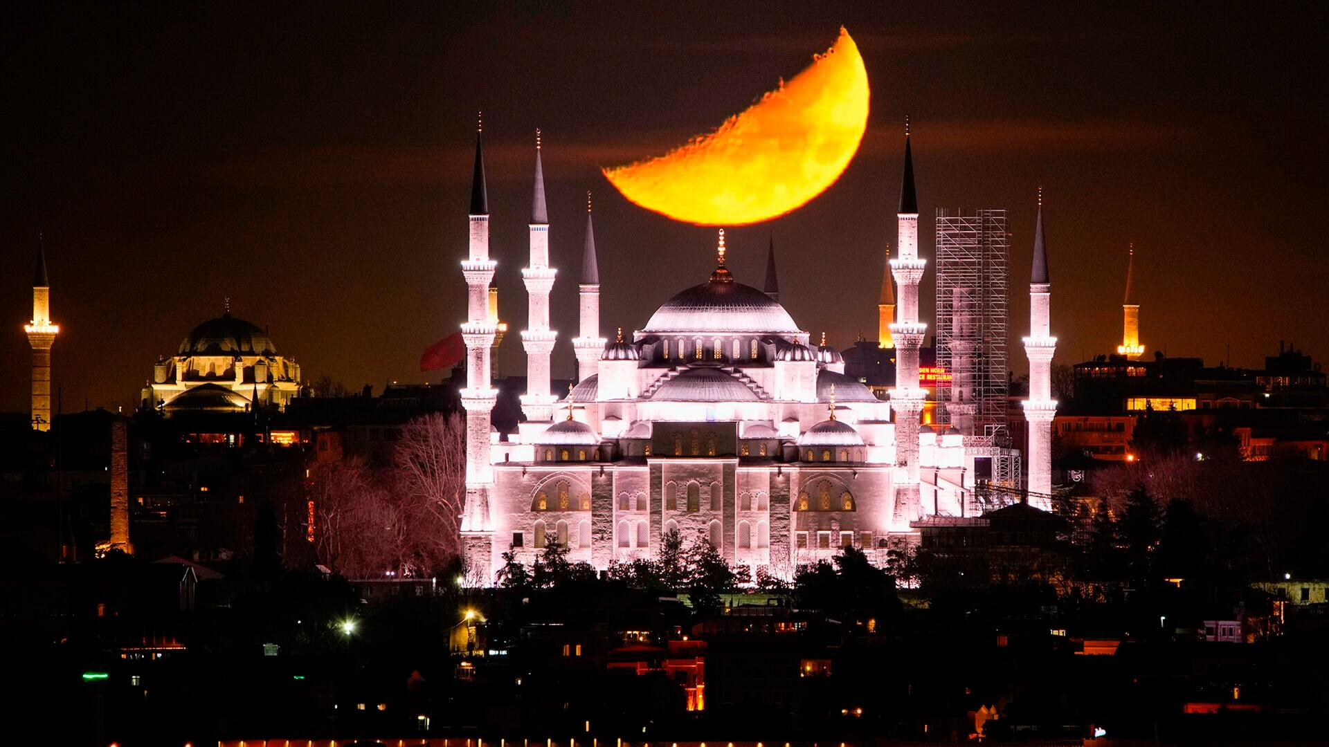 Una media luna se pone detrás de la mezquita de Sultanahmet durante el mes sagrado islámico del Ramadán en Estambul, Turquía.