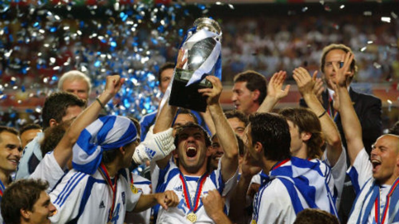 El mayor logro deportivo de Grecia fue obtenido en 2004 cuando venció 1-0 a Portugal en la final de la Eurocopa, siendo este su único título a nivel de selecciones.