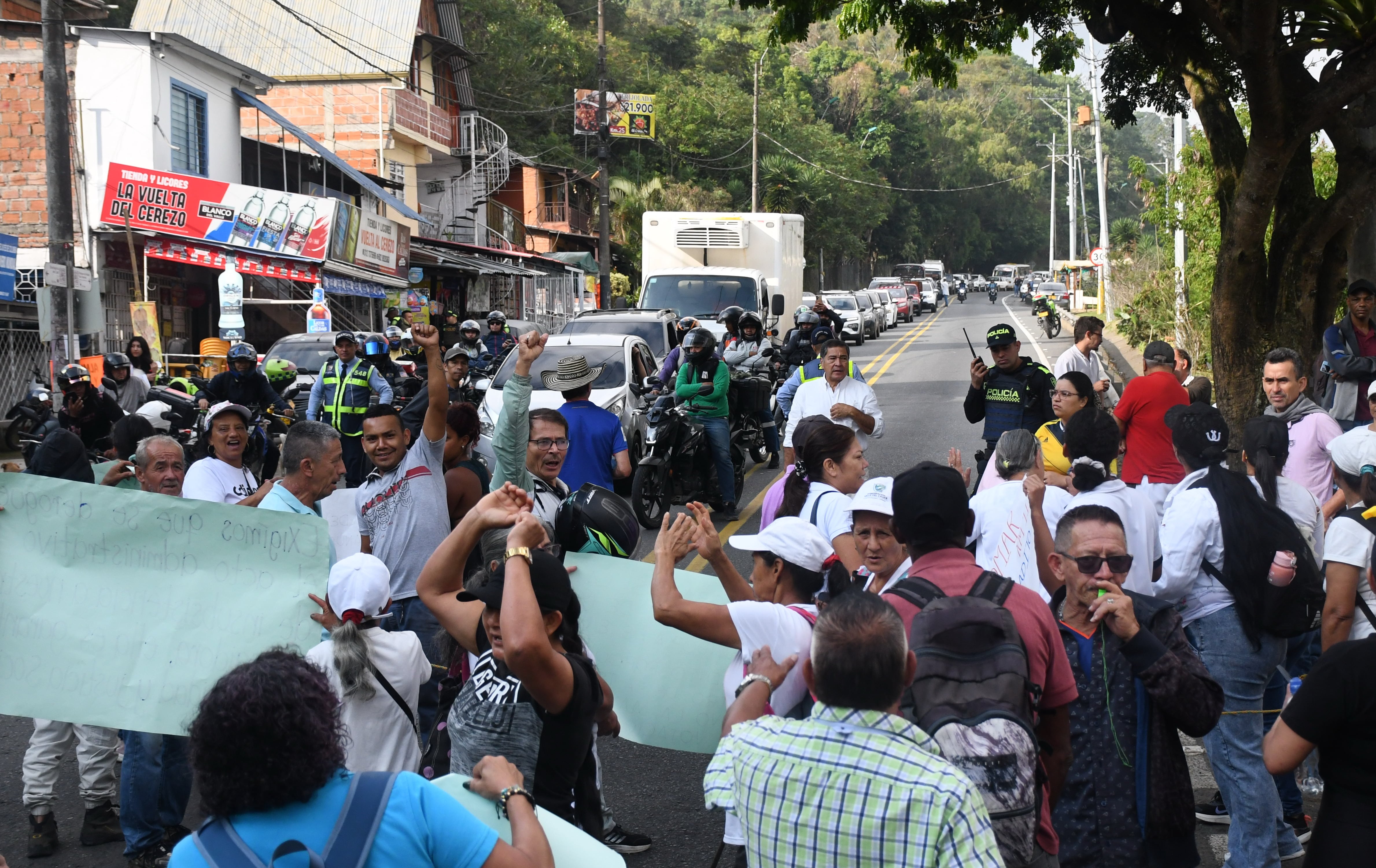 Cali Bloqueo  en la vial al mar, a la altura de El Saladito, por parte de habitantes del corregimiento, exigiendo la derogación del decreto de insubsistencia de la corregidora. foto José L Guzmán. EL País