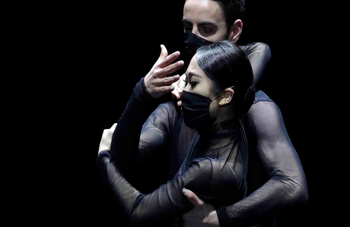 Bailarines del Ballet Nacional Checo ensayan para la función benéfica "Danza a través de él", en el Teatro Nacional de Praga, República Checa, el 12 de abril. La presentación fue transmitida en vivo por televisión ya que todos los teatros permanecen cerrados con el fin de detener la propagación del nuevo coronavirus. El país tiene más de 6.500 casos confirmados. Foto: Petr David Josek/ AP