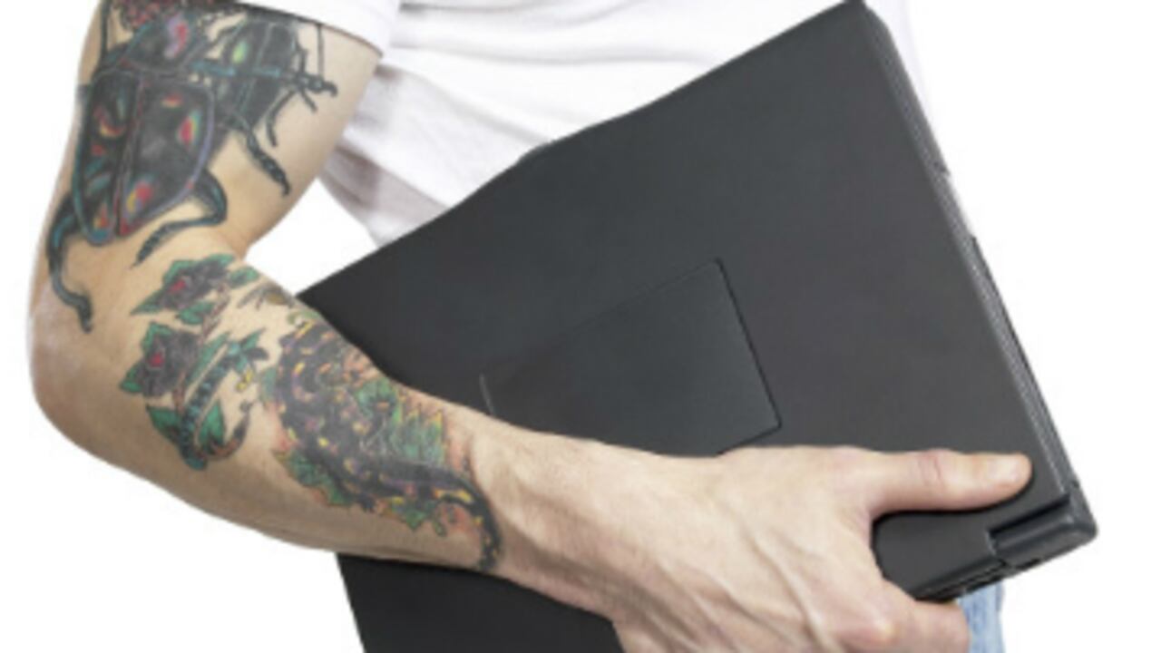 Muchos prefieren ocultar sus tatuajes en la oficina.