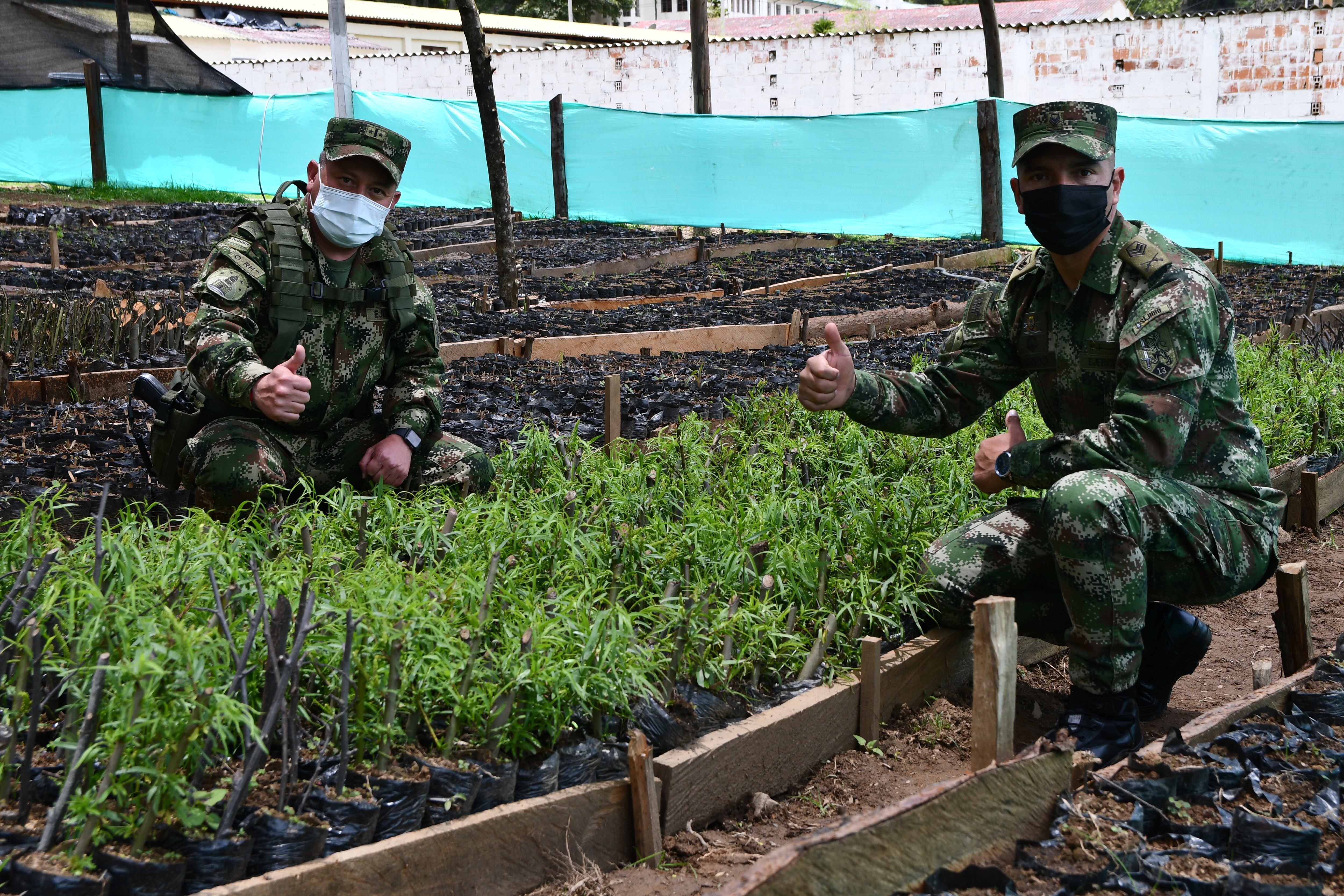 El coronel Juan Carlos Suárez León, comandante del batallón Custodio García Rovira (izquierda) y el cabo Edwin Agredo Parra (derecha) han impulsado el proceso de conservación del ecosistema del páramo.