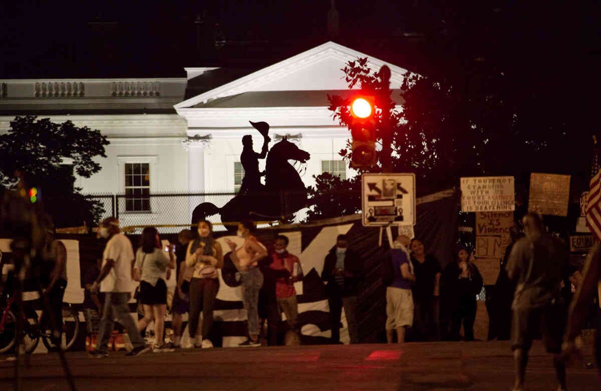 Un grupo de gente se congrega pacíficamente la noche del 9 de junio sobre H St NW enfrente de la reja que rodea Lafayette Square y la Casa Blanca. Imagen tomada el 09 de Junio de 2020 Washington DC- Foto María Luz Bravo