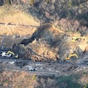 Un tramo de autopista se vio bloqueado por un deslizamiento de tierra tras un sismo en la ciudad de Soma, en la prefectura de Fukushima, nordeste de Japón, el domingo 14 de febrero.