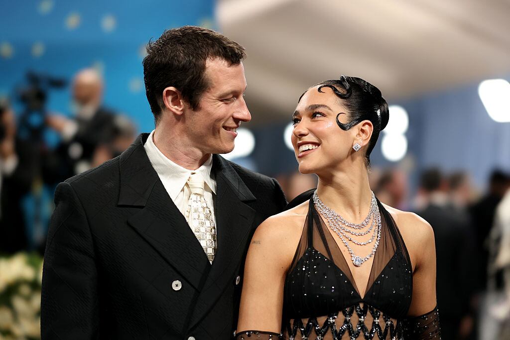 Callum Turner y Dua Lipa
