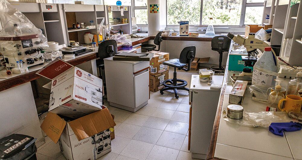 Los laboratorios del científico están siendo desalojados.