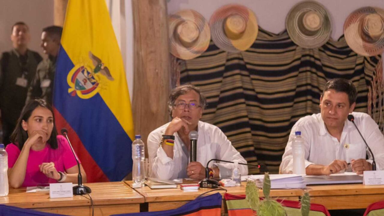 Presidente Gustavo Petro en medio de consejo extraordinario de ministros en La Guajira.