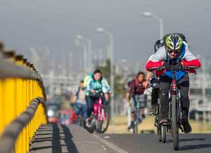 Las personas que utilizaron la bicicleta como medio de transporte experimentaron los problemas de calidad del aire. Foto: Jonathan Chiquiza/Semana