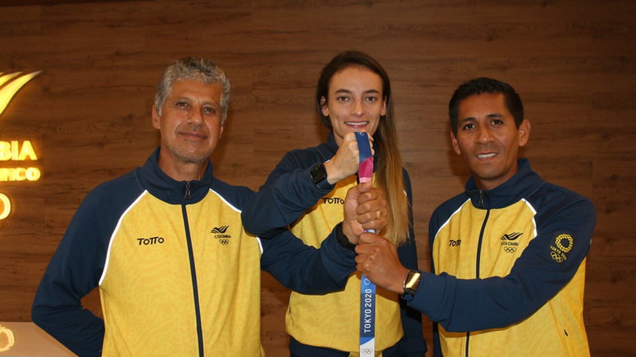 Marcelino Pastrana, Luis Fernando López y Lorena Arenas después de ganar medalla de plata en los 20 kilómetros marcha en Tokio 2020.