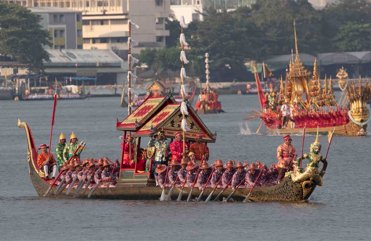 Remeros practican durante el ensayo general para la ceremonia de la barcaza real en el río Chao Phraya, en Bangkok, el lunes 21 de octubre de 2019. La procesión de la barcaza real hace parte de la coronación del rey Maha Vajiralongkorn, de Tailandia, que se llevará a cabo el 12 de diciembre. (Foto: AP / Sakchai Lalit)