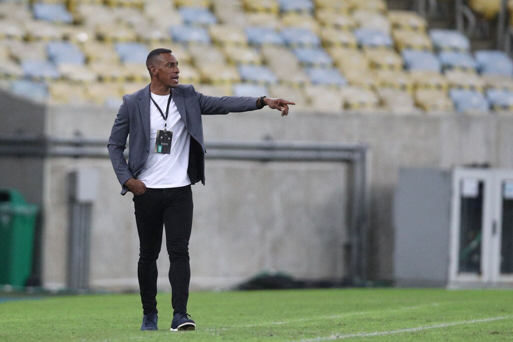 RIO DE JANEIRO, BRAZIL - MAY 18: Luis Amaranto Perea head coach of Junior gives instructions during a match between Fluminense and Junior as part of Group D of Copa CONMEBOL Libertadores 2021 at Maracana Stadium on May 18, 2021 in Rio de Janeiro, Brazil. (Photo by Buda Mendes/Getty Images)