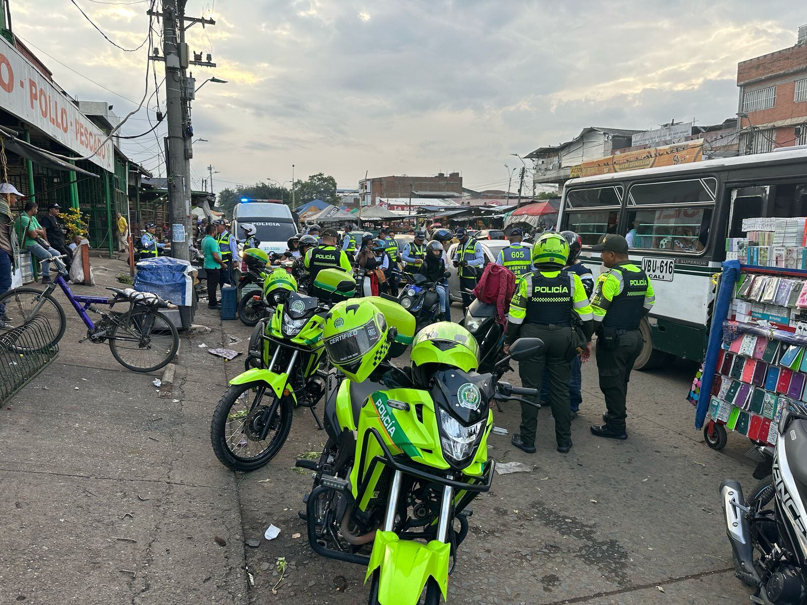Hubo una gran presencia institucional en la Galería Santa Elena.
