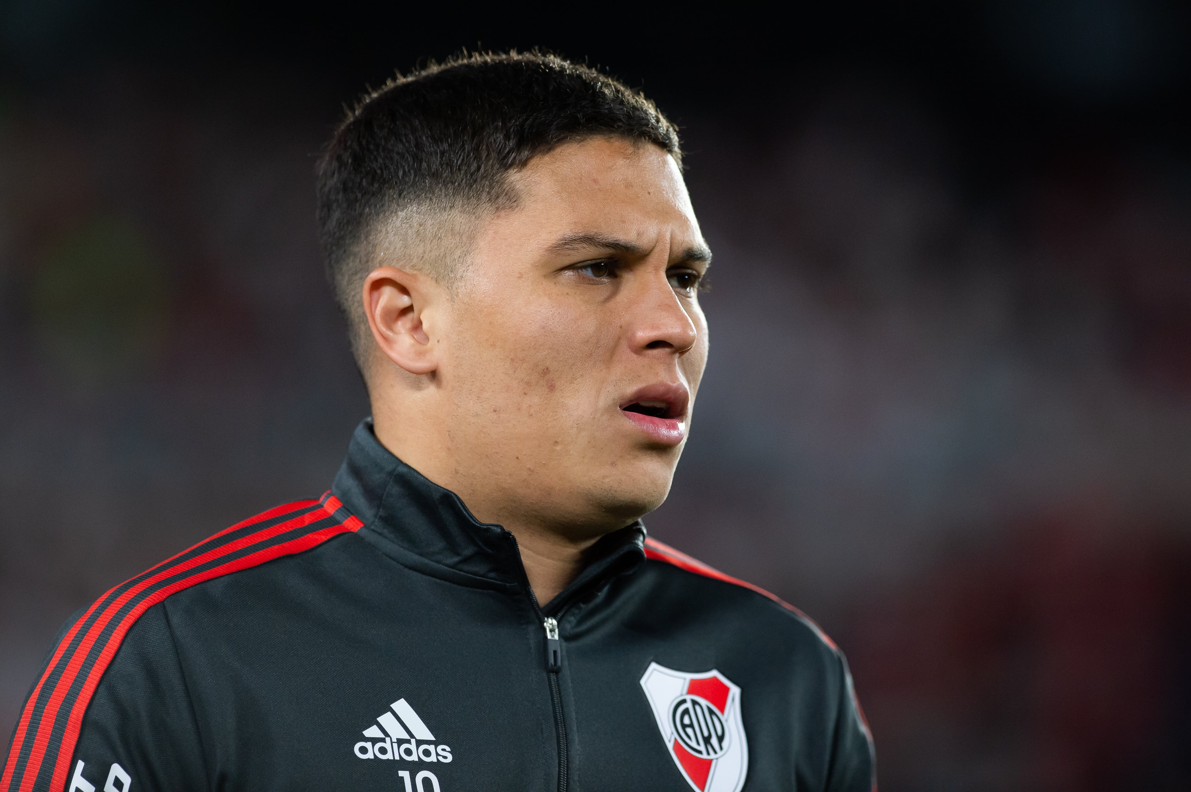 BUENOS AIRES, ARGENTINA - 2022/09/04: Juan Fernando Quintero of River Plate seen before the match between River Plate and Barracas as part of Liga Profesional 2022 at Estadio Más Monumental Antonio Vespucio Liberti.
( Final scores; River Plate 2:1 Barracas Central). (Photo by Manuel Cortina/SOPA Images/LightRocket via Getty Images)