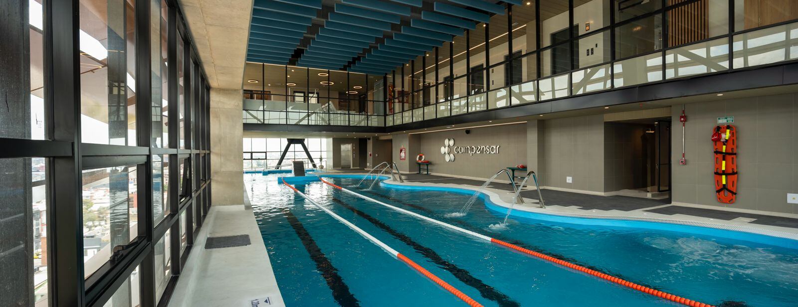 Este centro ofrece un modelo centrado en el bienestar físico, mental, social y ocupacional de los adultos mayores, con el objetivo de promover un envejecimiento activo, saludable y productivo.