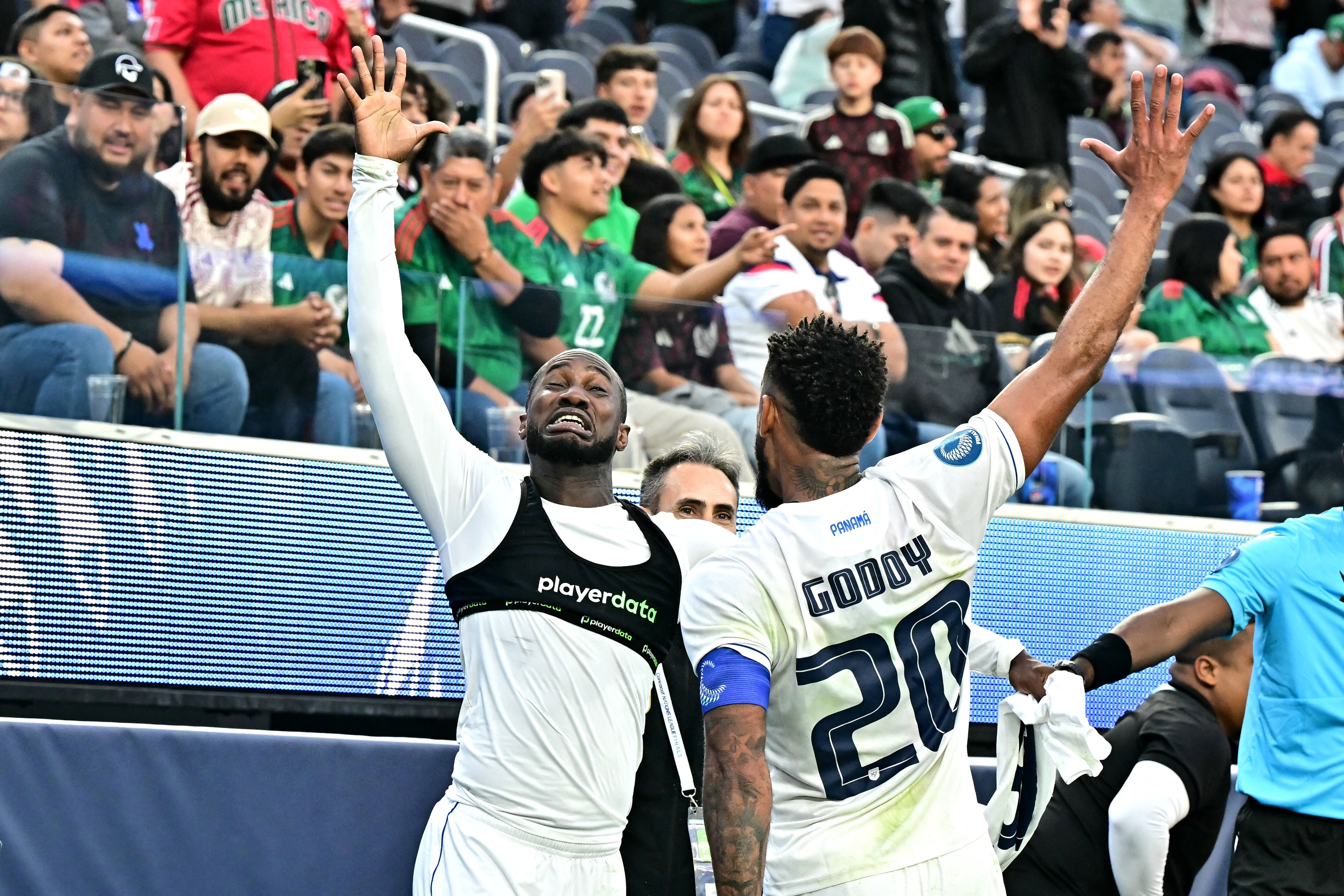 Cecilio Waterman celebrando su gol con Panamá