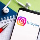 POLONIA - 2021/02/09: En esta ilustración fotográfica, se muestra un logotipo de Instagram en un teléfono inteligente con un bolígrafo, llave, libro y auriculares en el fondo. (Ilustración fotográfica de Mateusz Slodkowski / SOPA Images / LightRocket a través de Getty Images)