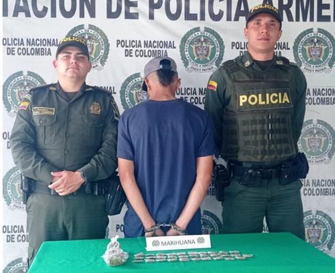 A esta persona le fueron encontrados 34 envoltorios en una bolsa plástica, sobre los que se pudo determinar que se trataba de marihuana