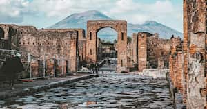 El Arco de Calígula: inicio obligado para el acceso a Pompeya, una urbe paralizada eternamente en un instante del año 79.