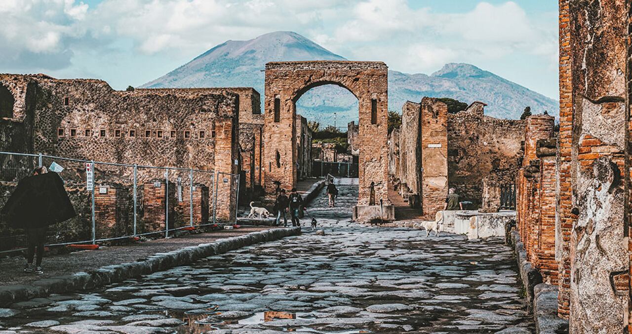 El Arco de Calígula: inicio obligado para el acceso a Pompeya, una urbe paralizada eternamente en un instante del año 79.