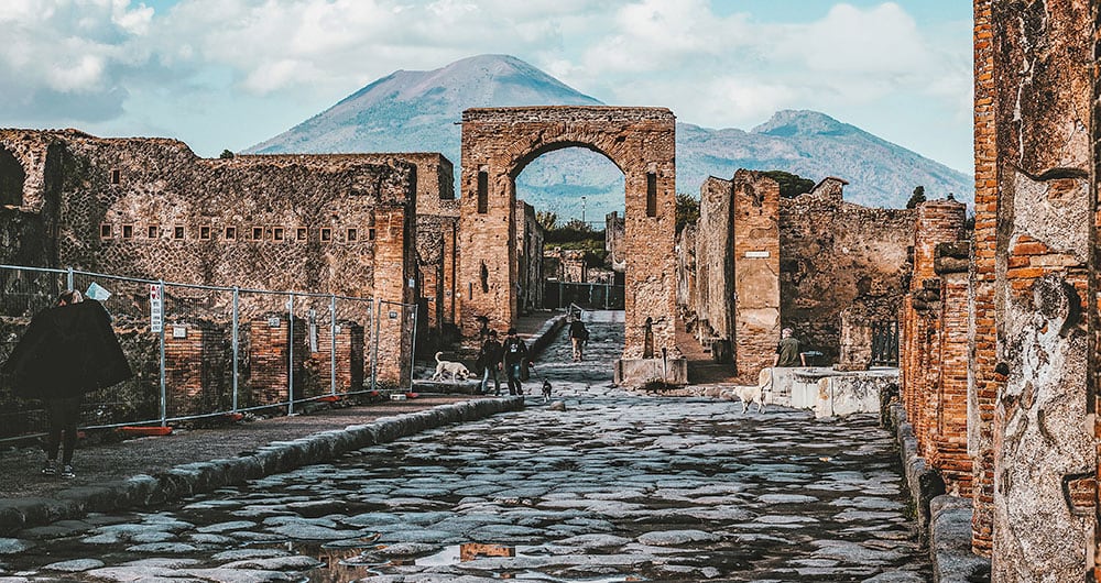 El Arco de Calígula: inicio obligado para el acceso a Pompeya, una urbe paralizada eternamente en un instante del año 79.